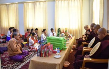 မွန်ပြည်နယ်လွှတ်တော်ရုံး ဝါဆိုသင်္ကန်းဆပ်ကပ်လှူဒါန်းပွဲ အခမ်းအနားကျင်းပခြင်း